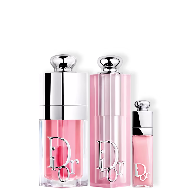 Três produtos da marca Dior, em diferentes tamanhos, com embalagens em tons de rosa e branco: 
Dior Addict Lip Glow 001 Pink, 3,2 g
Dior Addict Lip Glow Oil 001 Pink, 6 ml
Dior Addict Lip Maximizer, 001 Pink, 2 ml"