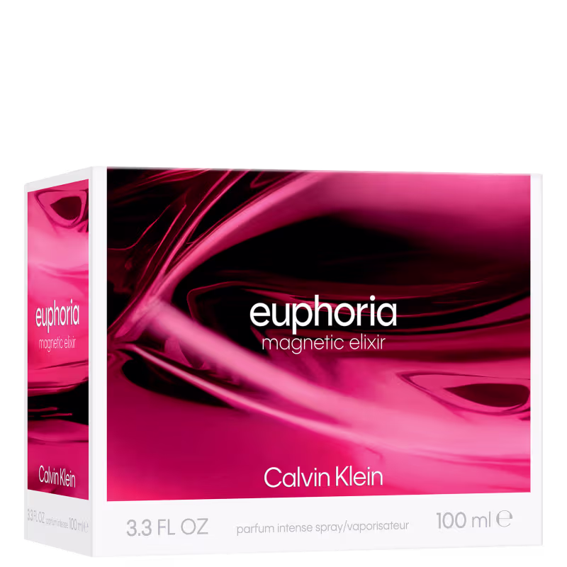 Caixa branca retangular com rótulo vermelho e preto exibindo o nome "euphoria" e "magnetic elixir" da marca Calvin Klein. O item de perfumaria está em um frasco de vidro vermelho com formato curvilíneo.