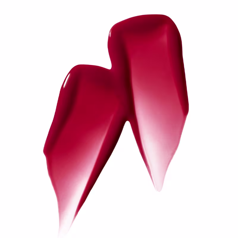 A textura deste produto de beleza da M·A·C apresenta uma aparência cremosa, com uma gradação suave de vermelho intenso a um tom rosado claro, transmitindo uma sensação de maciez e brilho.
