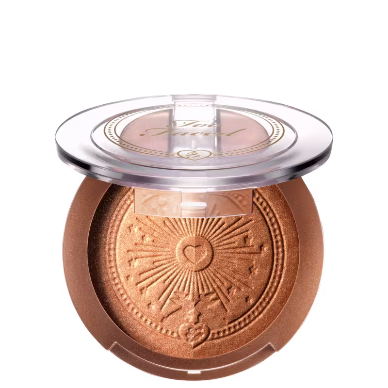 Pó bronzeador compacto em embalagem redonda de plástico transparente, com detalhes dourados e um desenho de sol estampado no centro. O produto possui uma tonalidade dourada brilhante.