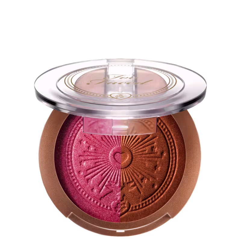 Pó bronzeador compacto em embalagem redonda de plástico transparente, com detalhes dourados e um desenho de sol estampado no centro. O produto possui uma tonalidade dourada brilhante.