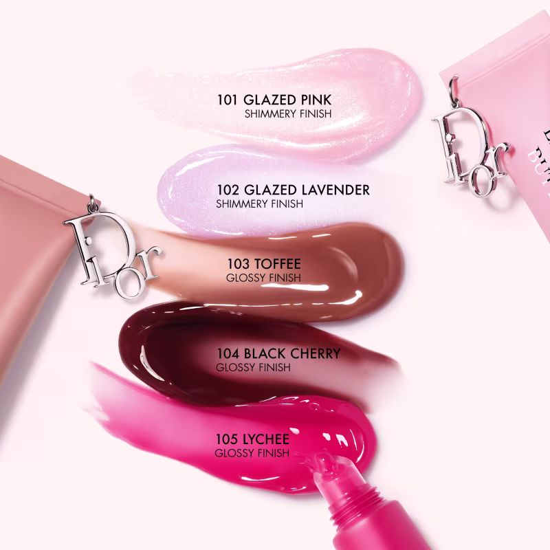 Cinco amostras de produtos de maquiagem com acabamentos variados, incluindo tons de rosa, lavanda, marrom e vermelho-escuro, com rótulos indicando os nomes das cores e acabamentos.