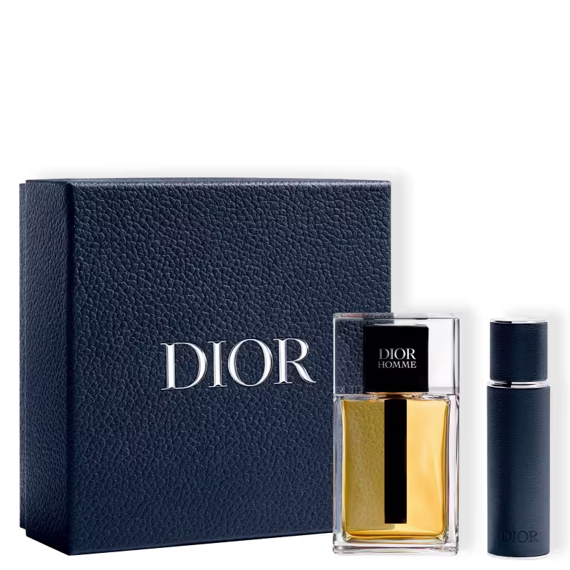 Caixa preta com logotipo Dior em relevo, contendo um frasco de perfume Dior Homme com tampa preta e um frasco de desodorante Dior Homme em fundo preto.