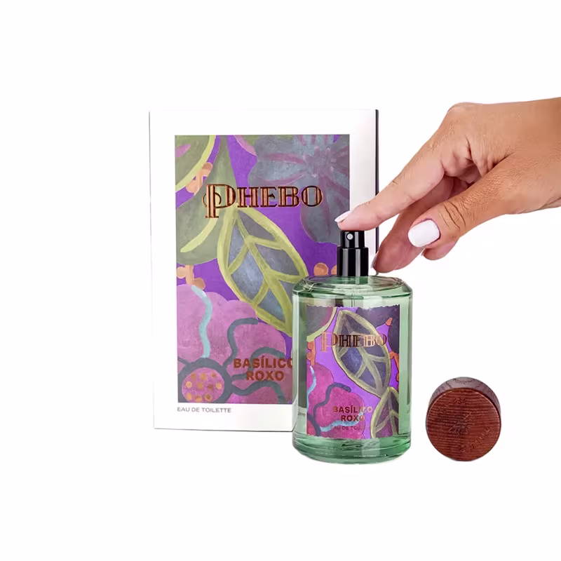Frasco de item de perfumaria da marca Phebo, com rótulo roxo e amarelo, contendo ilustrações florais e texto "Basilic roxo" em destaque.