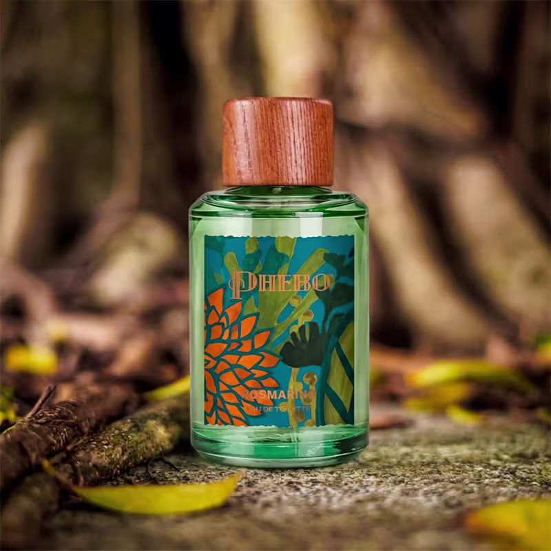 Frasco de vidro verde com tampa de madeira, rótulo com padrão colorido e texto "Phebo", item de perfumaria com design moderno e natural.