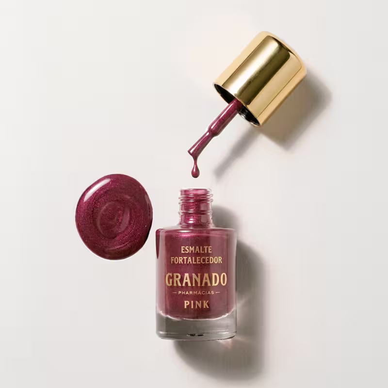 Frasco de esmalte da marca Granado, com tampa dourada, rótulo com texto "Esmalte Fortalecedor ".