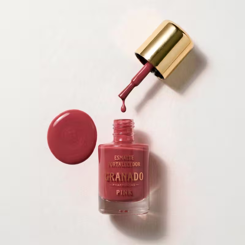 Frasco de esmalte da marca Granado, com tampa dourada, rótulo com texto "Esmalte Fortalecedor ".
