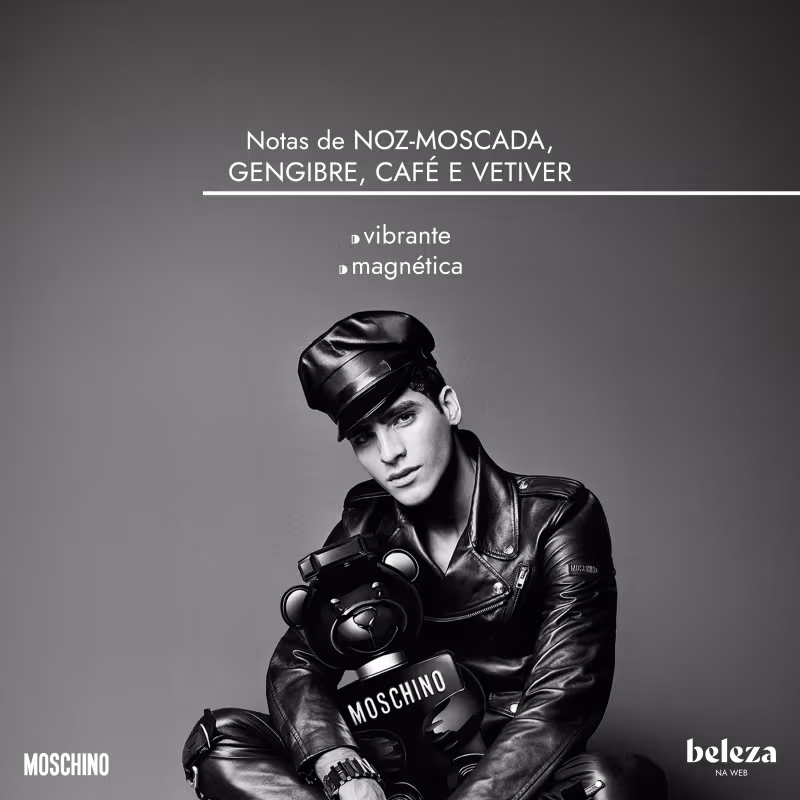 Homem vestindo jaqueta de couro preta, segurando frasco de item de perfumaria da marca Moschino, com notas de noz-moscada, gengibre, café e vetiver.
