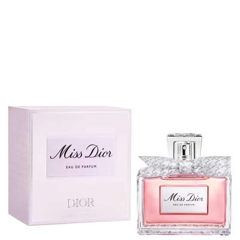 Frasco de perfume Miss Dior e caixa branca com detalhes em preto e rosa. O frasco é de vidro transparente com tampa de cristal.