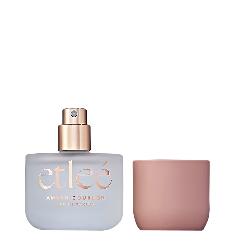 O produto Etleé Amber Bourbon é um frasco de perfume com embalagem em tons de cinza e dourado, contendo um líquido em um recipiente de vidro com um borrifador dourado no topo.