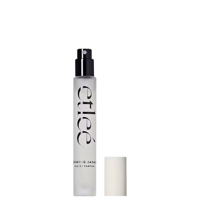 Frasco travel size do perfume Blooming Jasmine da marca Etleé, com rótulo branco e preto, em formato retangular, com borrifador preto, posicionado sobre fundo preto.