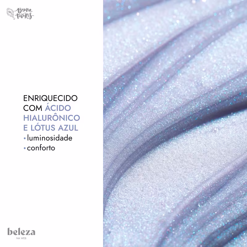 Imagem de fundo azul brilhante com textura de glitter, com texto "Enriquecido com ácido hialurônico e lótus azul" indicando benefícios do produto.