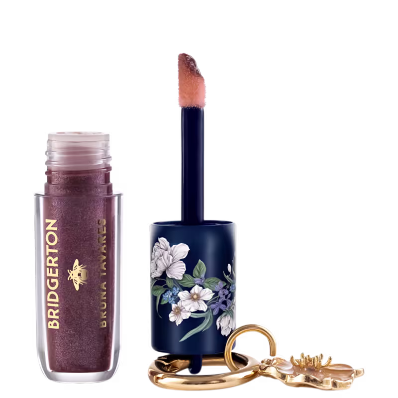 Gloss labial da marca Bruna Tavares, em tom marrom rosado, com detalhes florais em azul e branco na tampa.