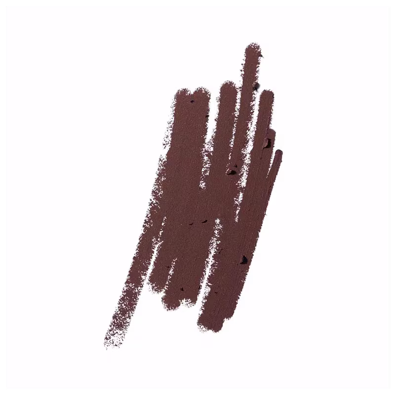 A imagem destaca uma amostra da cor do lápis M·A·C Kajal Excess Costa Niche  com textura cremosa e tom marrom escuro, com acabamento aveludado e pigmentação intensa.