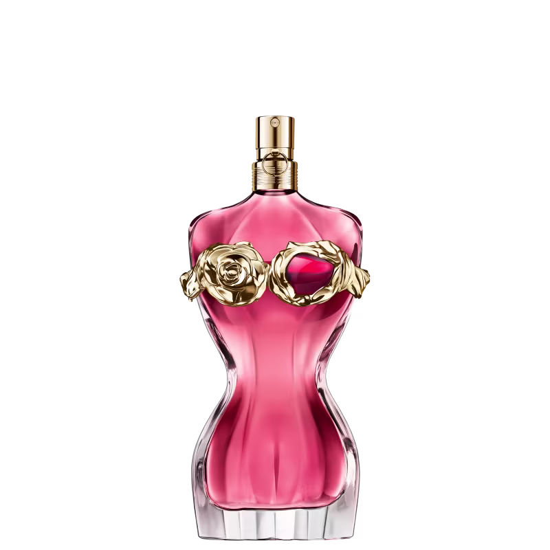 Frasco de perfume Jean Paul Gaultier com formato curvilíneo e tampa dourada. O frasco exibe uma silhueta feminina, destacada por um detalhe floral dourado e um toque granada, preenchido com um radiante líquido rosa-alaranjado.