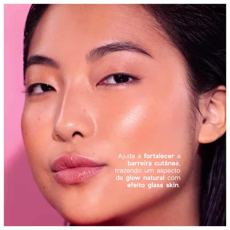 Rosto de mulher asiática com pele brilhante e aspecto de glow natural, em fundo rosa, com texto sobre fortalecimento da barreira cutânea.