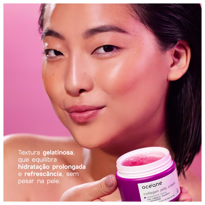 Uma mulher asiática segura um pote rosa da marca Océane, com uma textura gelatinosa, em um fundo rosa vibrante, sugerindo uma embalagem de cuidados para a pele com hidratação prolongada e refrescância.