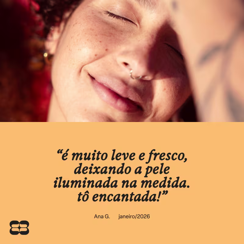 Rosto com pele iluminada e expressão serena, em ambiente aconchegante e acolhedor.
