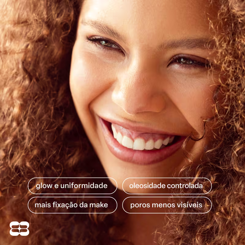 Rosto sorridente de mulher com cabelos cacheados, iluminado por luz dourada. Texto visível: "glow e uniformidade", "oleosidade controlada", "mais fixação da make", "poros menos visíveis".