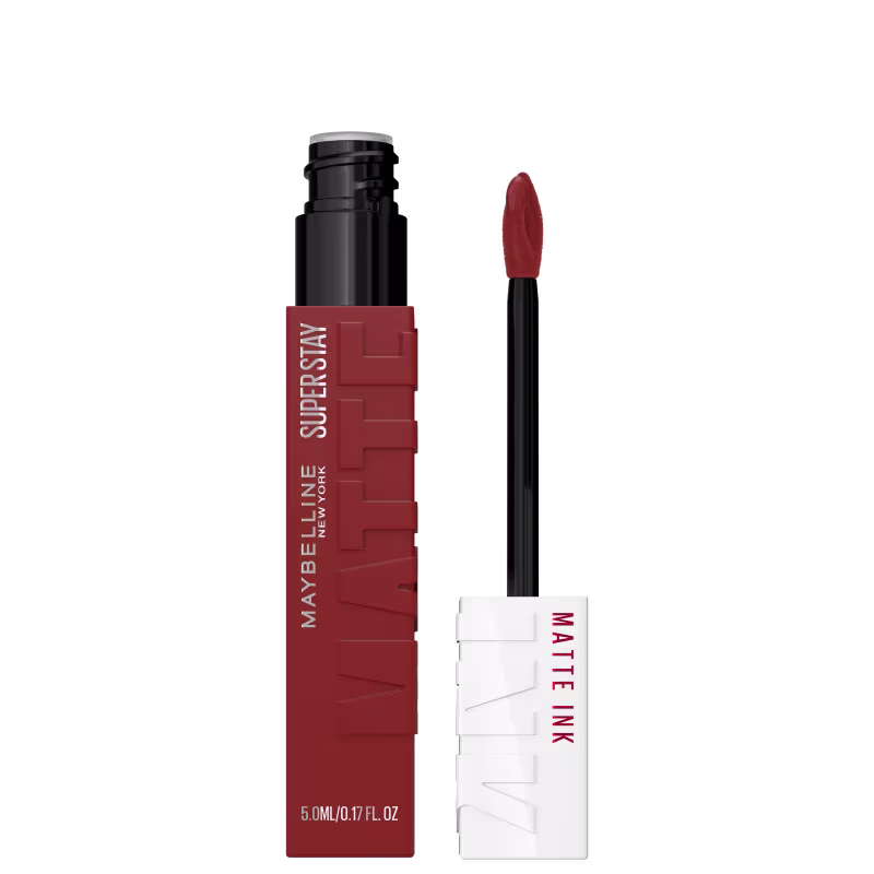 Batom líquido Maybelline Super Stay em embalagem preta e vermelha com rótulo branco. Produto com aplicador em formato de pincel para aplicação precisa da cor avermelhada.