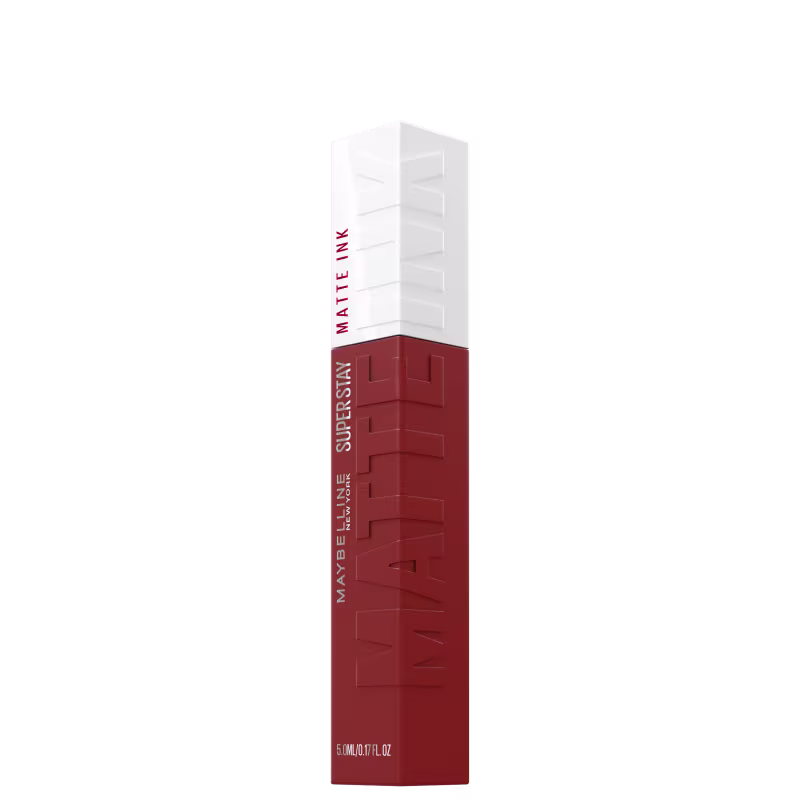 Tubo de batom líquido Maybelline Super Stay Matte Ink em embalagem branca e vermelha, com o nome do produto destacado em letras brancas.