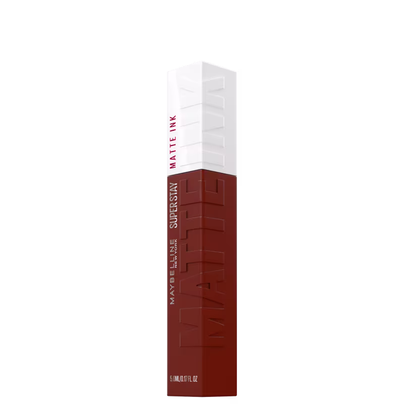 Embalagem retangular branca e vermelha da linha de maquiagem Maybelline Super Stay Matte Ink, contendo 5 ml do produto. O rótulo destaca o nome da linha em vermelho e o texto "Matte Ink" em branco.