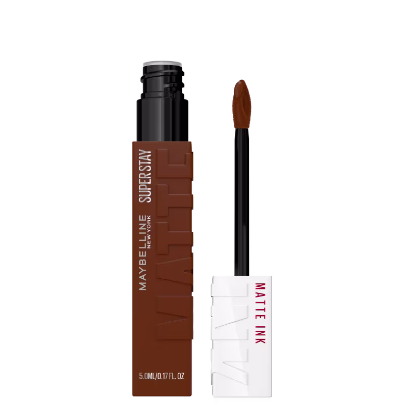 Maybelline Super Stay Matte Ink, um batom líquido de longa duração em embalagem preta e marrom, com aplicador em formato de pincel. O rótulo exibe o nome da marca e a promessa de "matte ink".