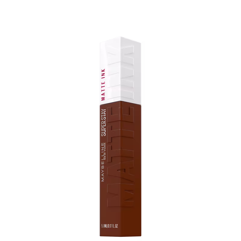 Embalagem retangular branca e marrom da linha Superstay da Maybelline, contendo um produto de maquiagem líquido com acabamento mate. O rótulo exibe o nome da linha em vermelho.