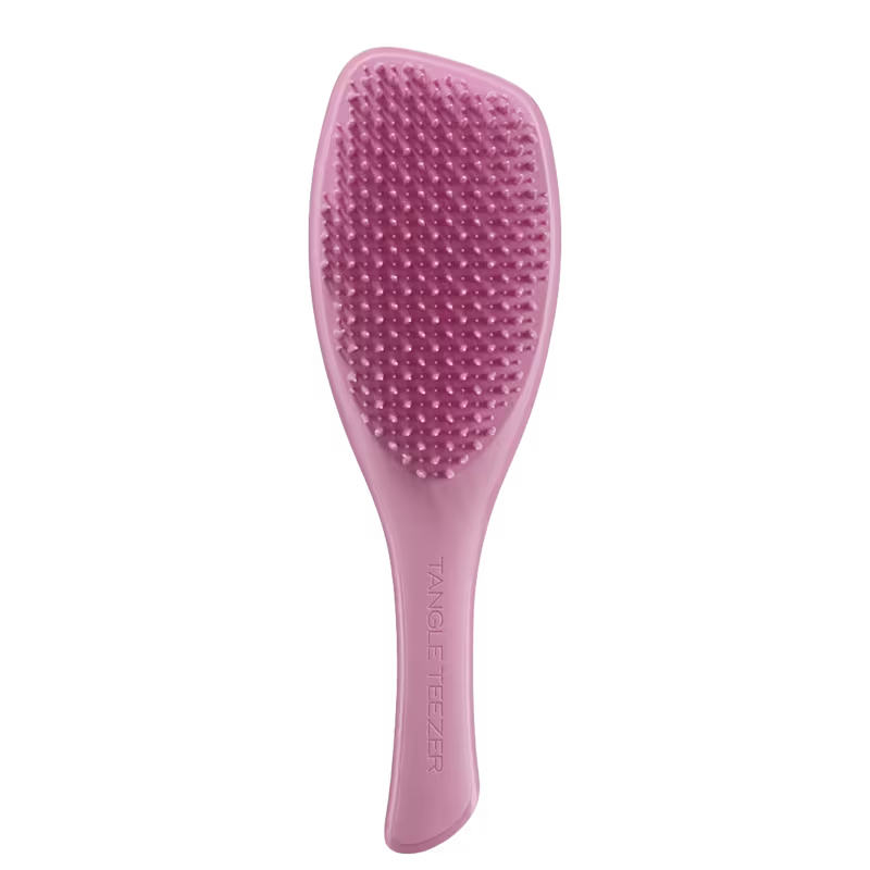 Escova de cabelo rosa da marca Tangle Teezer, com superfície texturizada e formato anatômico para facilitar o penteado.
