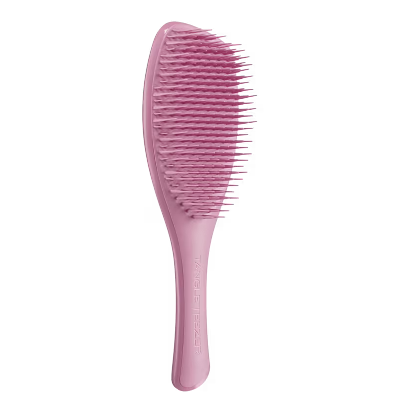 Escova de cabelo rosa da marca Tangle Teezer, com dentes longos e densos para desembaraçar os fios de forma suave e eficiente.