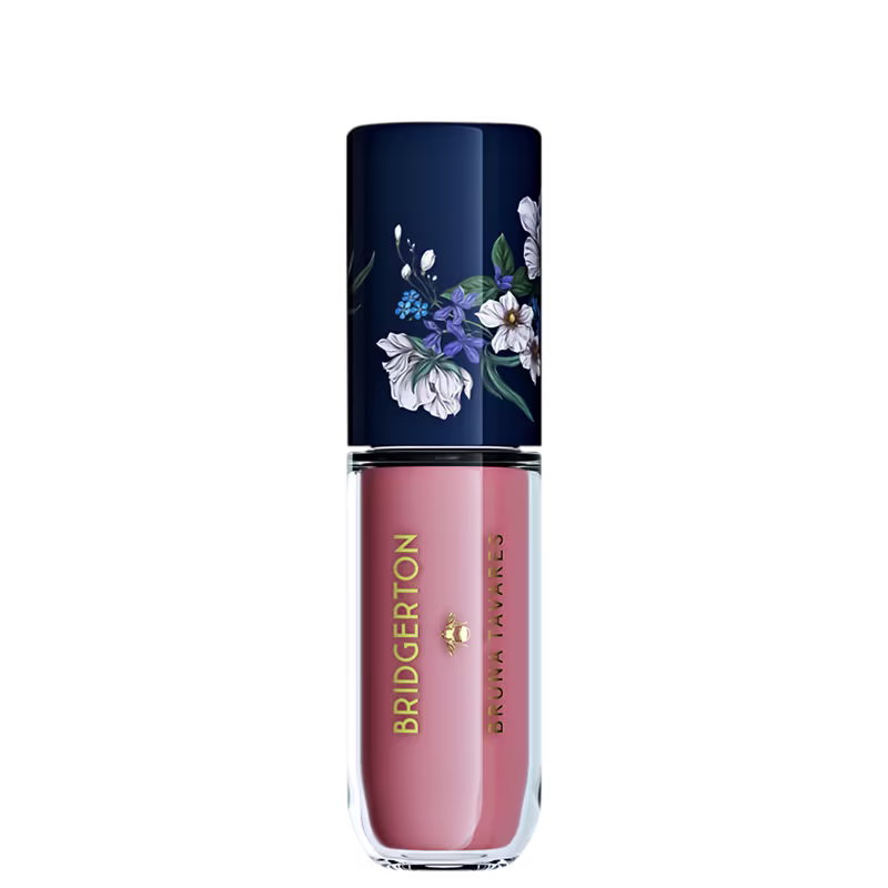 Blush Líquido BT x Bridgerton da marca Bruna Tavares com design floral, tampa em tons de azul escuro e líquido rosa. O rótulo apresenta o nome da marca Bruna Tavares e Bridgerton em letras douradas.