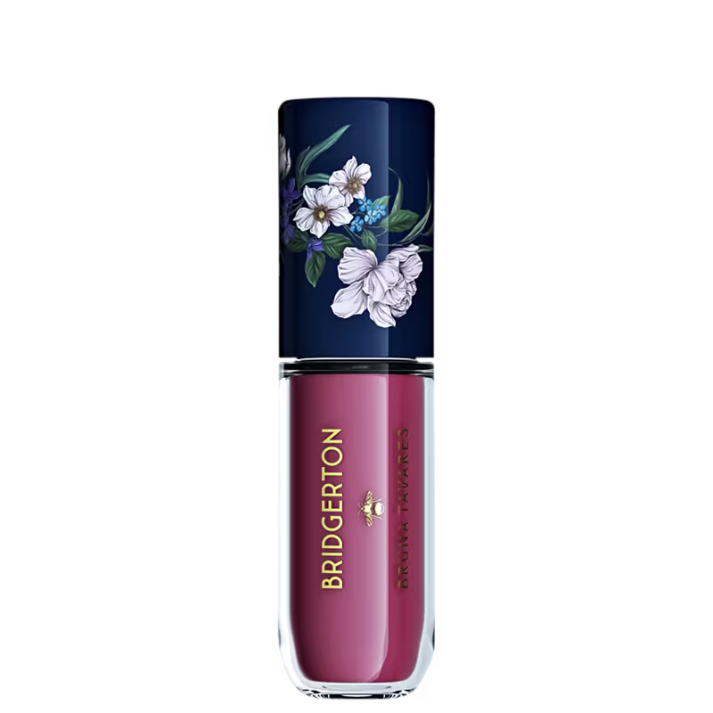Blush Líquido BT x Bridgerton da marca Bruna Tavares com design floral, tampa em tons de azul escuro e líquido em tom rosa queimado. O rótulo apresenta o nome da marca Bruna Tavares e Bridgerton em letras douradas.