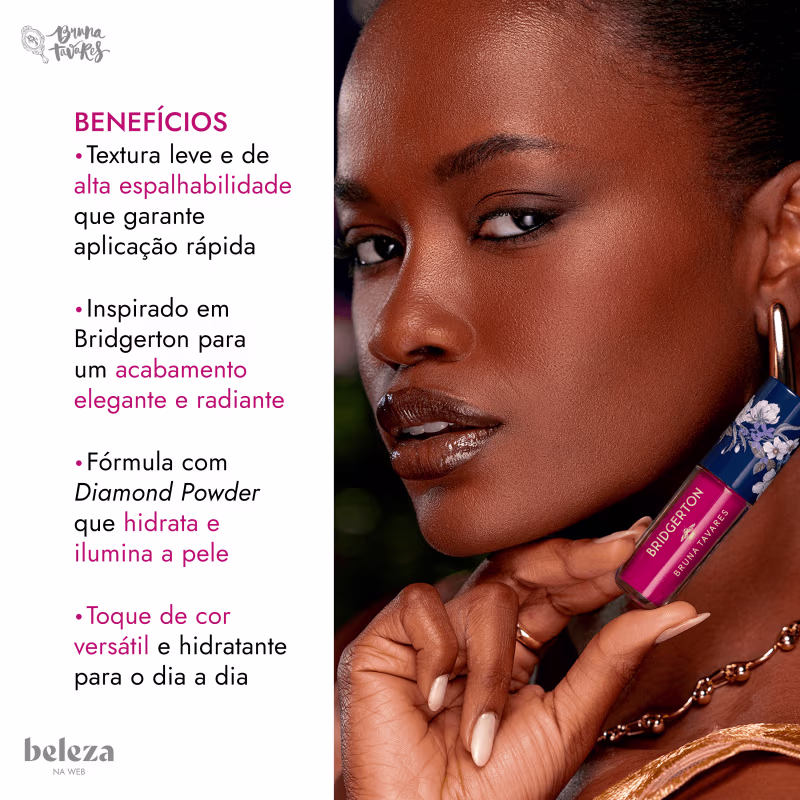 Mulher segurando embalagem de blush líquido da marca Bruna Tavares, com texto sobre benefícios: textura leve e alta espalhabilidade, aplicação rápida, acabamento elegante e radiante, e fórmula com Diamond Powder que hidrata e ilumina a pele.