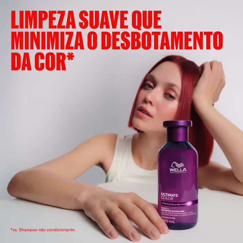 A imagem mostra frasco do shampoo Ultimate Color em primeiro plano e uma mulher com cabelos vermelhos em segundo plano. Texto na imagem: Limpeza suave que minimiza o desbotamento da cor