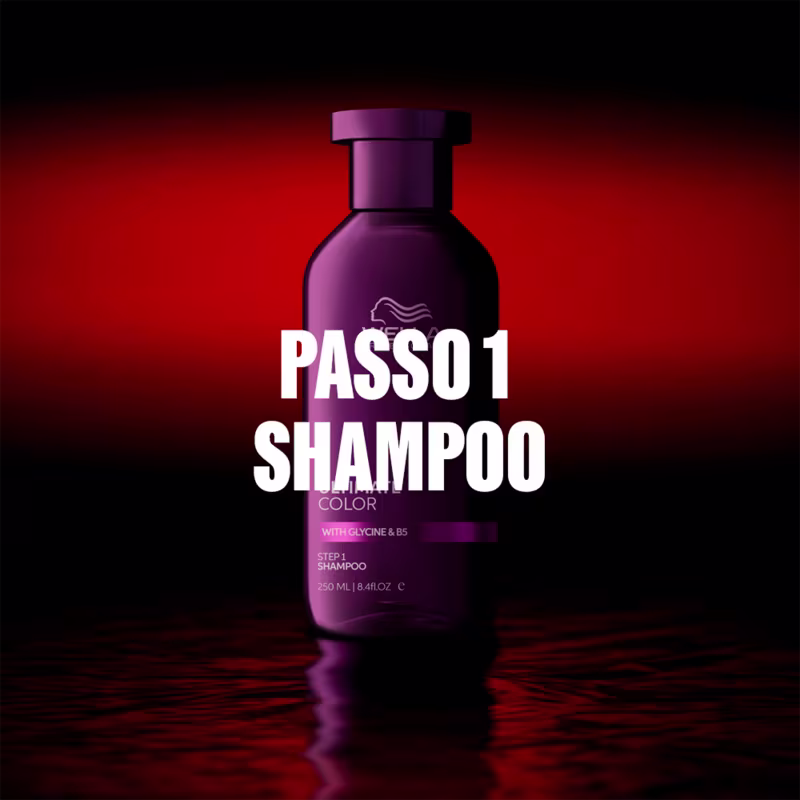 Ambiente com tonalidades predominantes de vermelho e roxo, destacando o frasco do shampoo Passo 1 da marca Wella Professionals, voltado para tratamento de cor do cabelo.