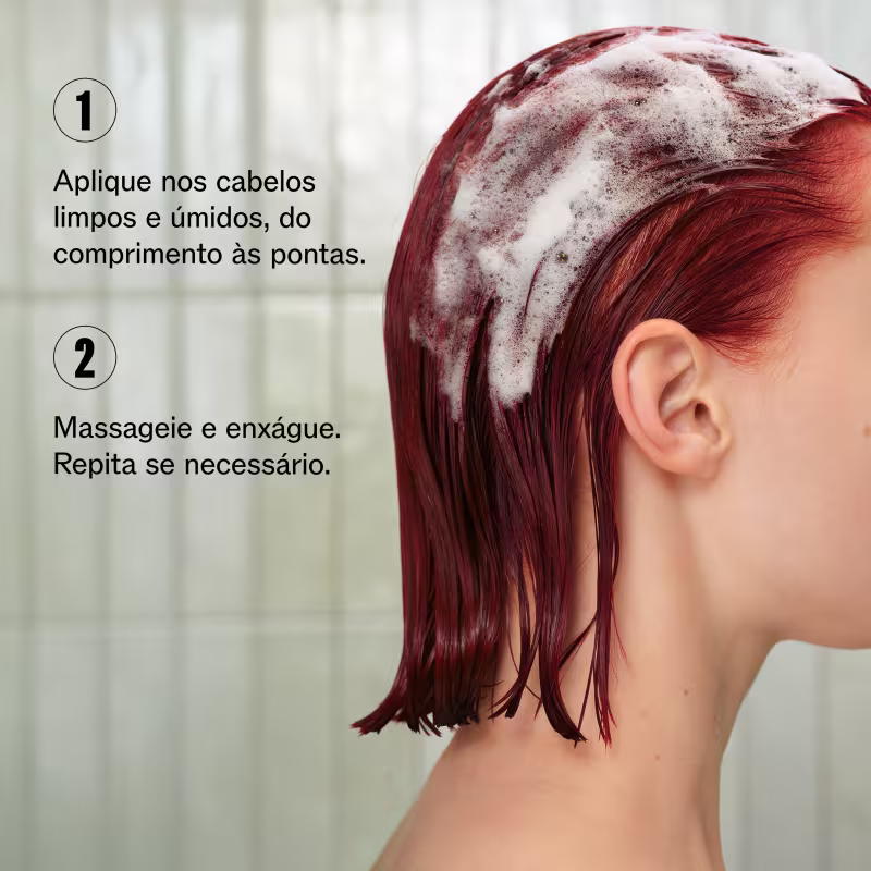A imagem mostra uma pessoa com cabelos úmidos e avermelhados, com aplicação de shampoo. Ao lado texto sobre o modo de uso: Aplique nos cabelos limpos e úmidos, do comprimento às pontas. Massageie e enxágue. Repita se necessário.
