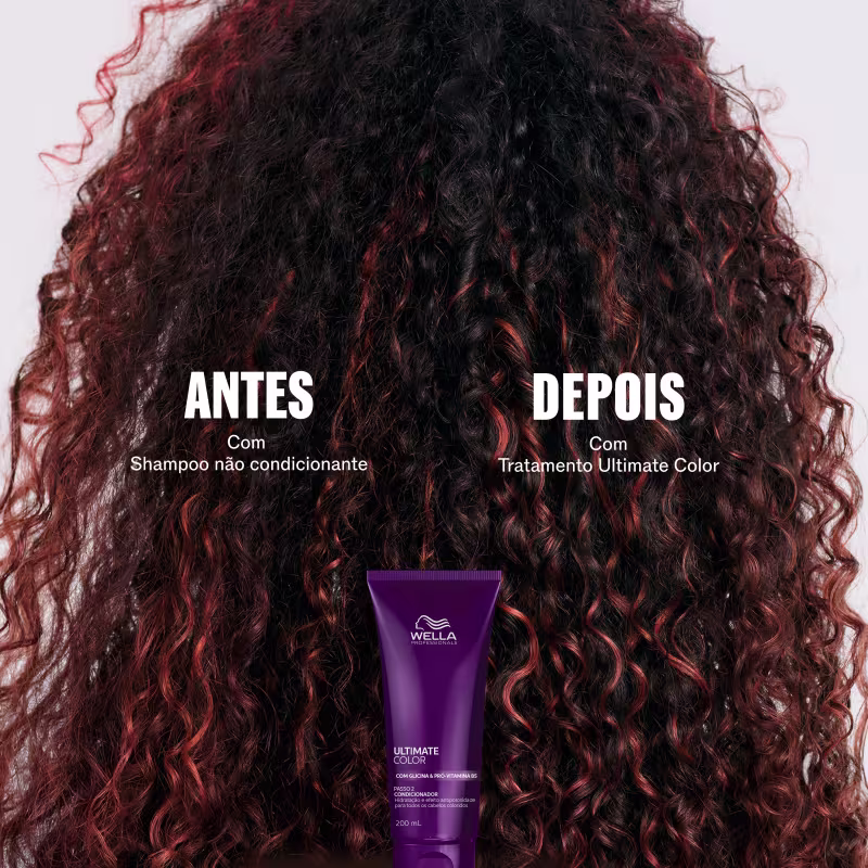 A imagem mostra um tratamento de cor de cabelo da marca Wella Professionals, com o produto Ultimate Color destacado em uma embalagem roxa. O antes e depois do tratamento são exibidos, com o cabelo cacheado hidratado após a utilização do condicionador
