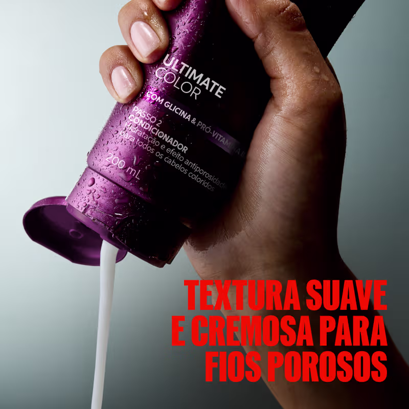 A mão segura um frasco de condicionador da marca Wella Professionals, com textura suave e cremosa, em um ambiente com tons de roxo e cinza