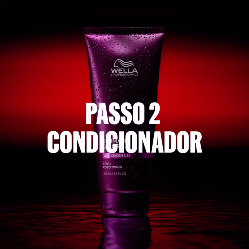 Embalagem de condicionador da marca Wella Professionals, com textura molhada e gotas d'água, em fundo vermelho e preto. Texto sobre o produto: Passo 2 Condicionador