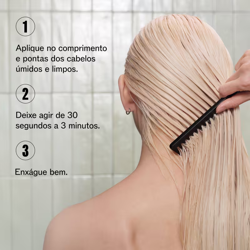 A imagem mostra uma modelo loira com cabelos úmidos, penteado os fios.  Ao lado texto sobre o modo de uso: Aplique no comprimento e pontas dos cabelos úmidos e limpos. Deixe agir de 30 segundos a 3 minutos. Enxágue bem.