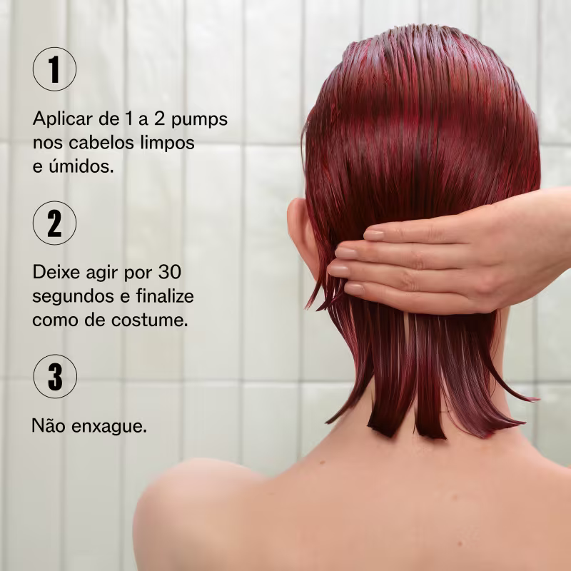 A imagem mostra uma pessoa aplicando o produto em seus cabelos vermelhos. Ao lado texto com instruções de uso: Aplicar de 1 a 2 pumps nos cabelos limpos e úmidos. Deixar agir por 30 segundos e finalizar como de costume. Não enxague.