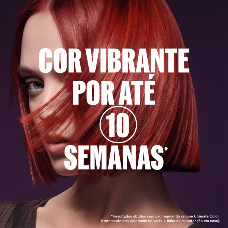 A imagem apresenta uma mulher com cabelos ruivos vibrantes, destacando o tratamento de coloração da marca Wella Professionals. O texto enfatiza os resultados obtidos com o uso regular do regime Ultimate Color, cor vibrante por até 10 semanas.