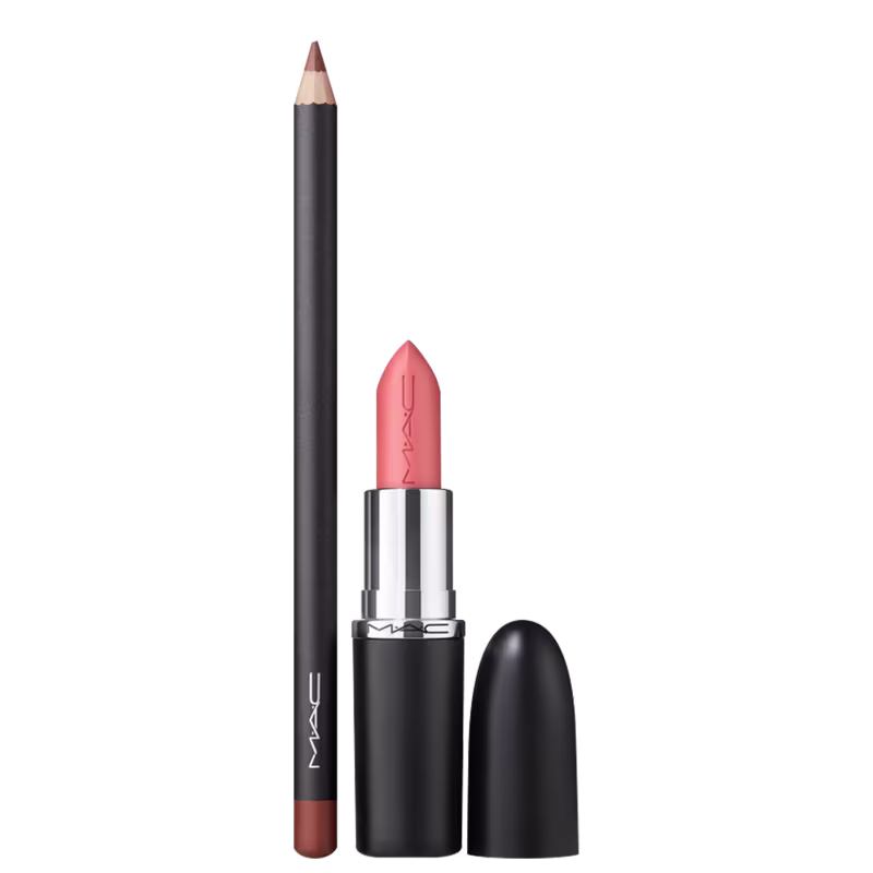 Lápis de Boca na cor Cork (marrom dourado suave) e o Batom M·A·Cximal Sleek Satin na cor Crème Cup (rosa frio claro) da marca M·A·C, apresentados em embalagens pretas  com o logotipo da marca.