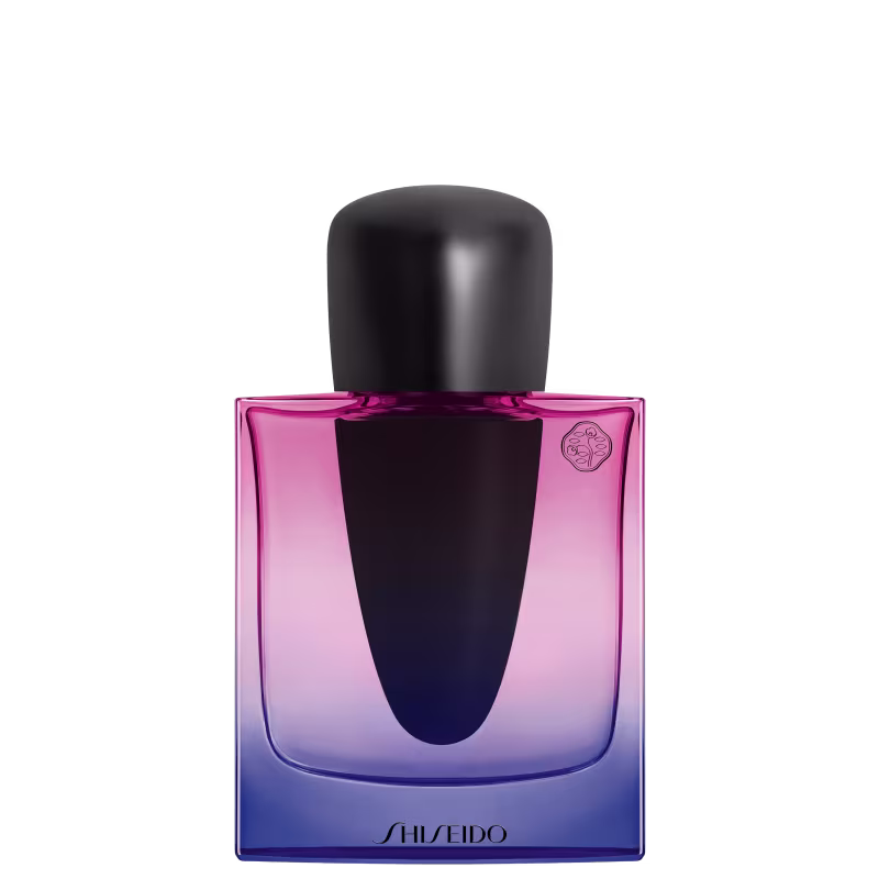 Frasco de perfume Shiseido com design moderno e elegante. Embalagem em tons de rosa e azul, com tampa preta. Rótulo com logotipo da marca visível.