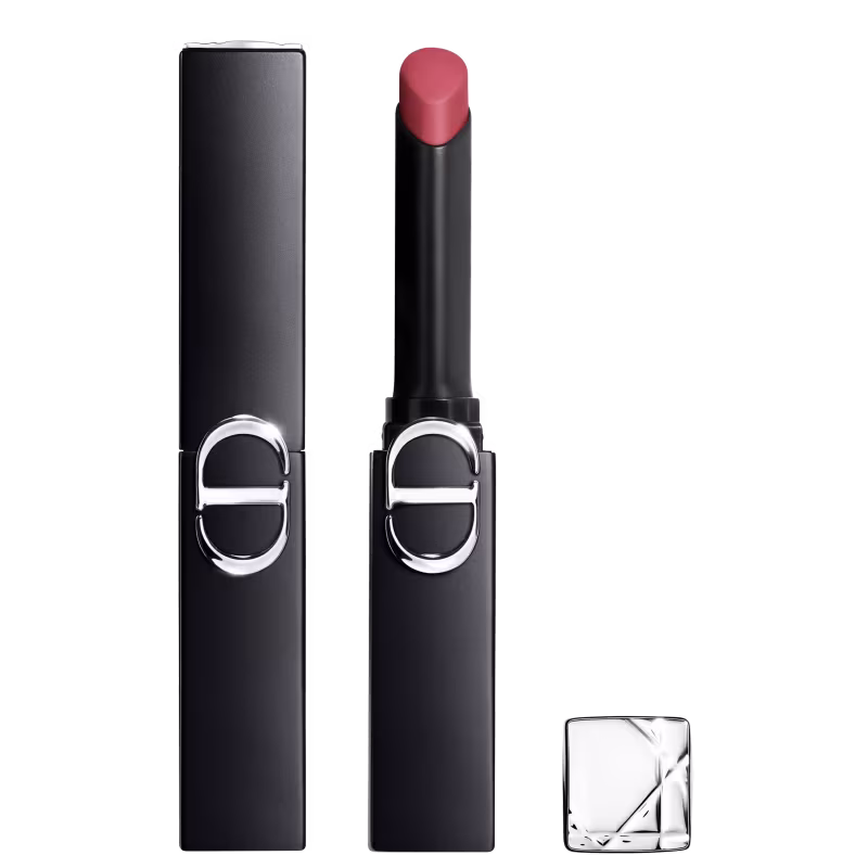 Batom Dior em embalagem preta com detalhes prateados, com tampa e corpo cilíndrico. Produto com acabamento fosco e tom rosado. Caixa preta com logotipo Dior em destaque.