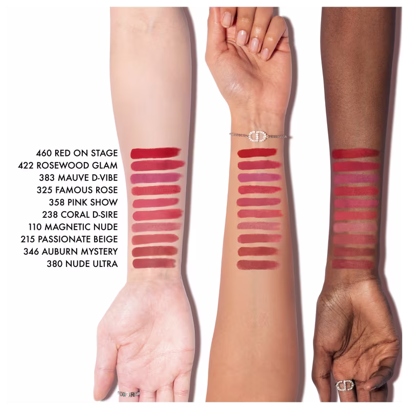 Imagem de braços com diversos tons de pele exibindo diferentes tons de batom vermelho, com informações sobre os nomes e códigos dos produtos.