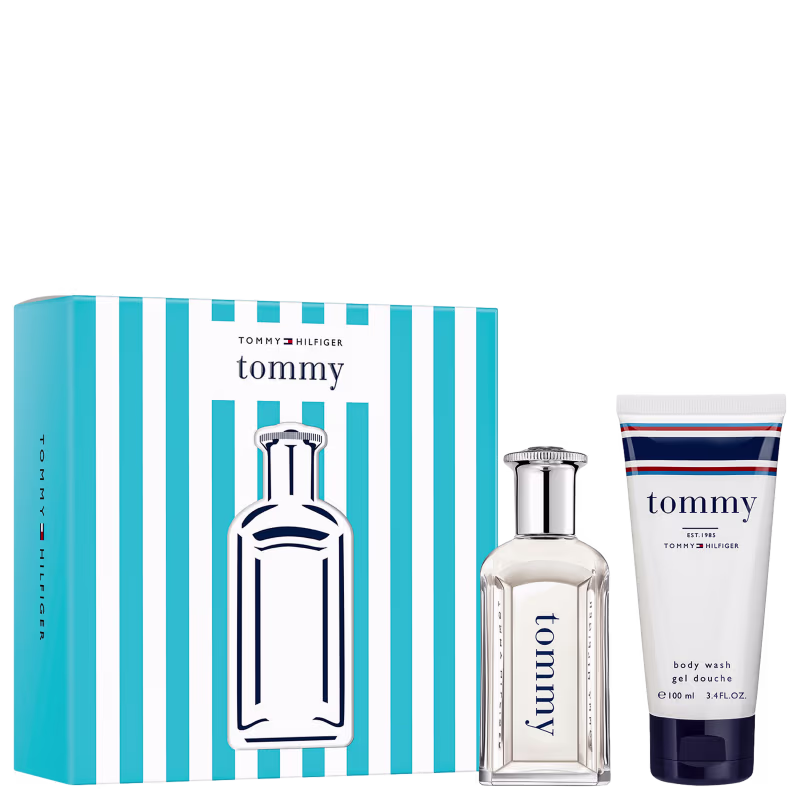 Conjunto de produtos Tommy Hilfiger, incluindo um frasco de perfume e um tubo de gel de banho, em embalagens com listras azuis e brancas características da marca.