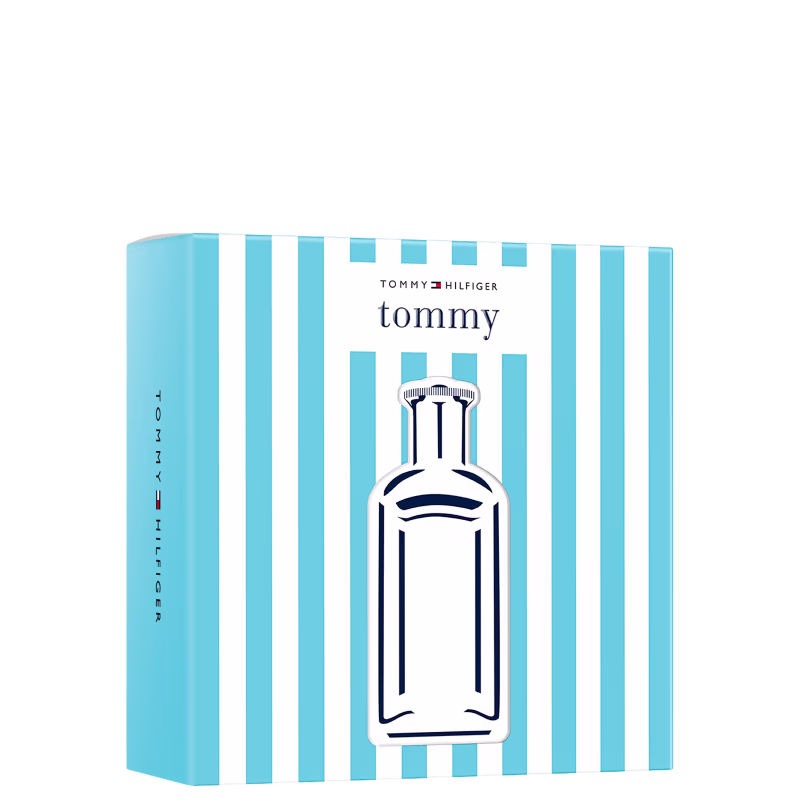 Frasco de perfume Tommy Hilfiger em embalagem com listras azuis e brancas. O rótulo apresenta o nome da marca "tommy" em letras azuis escuras.