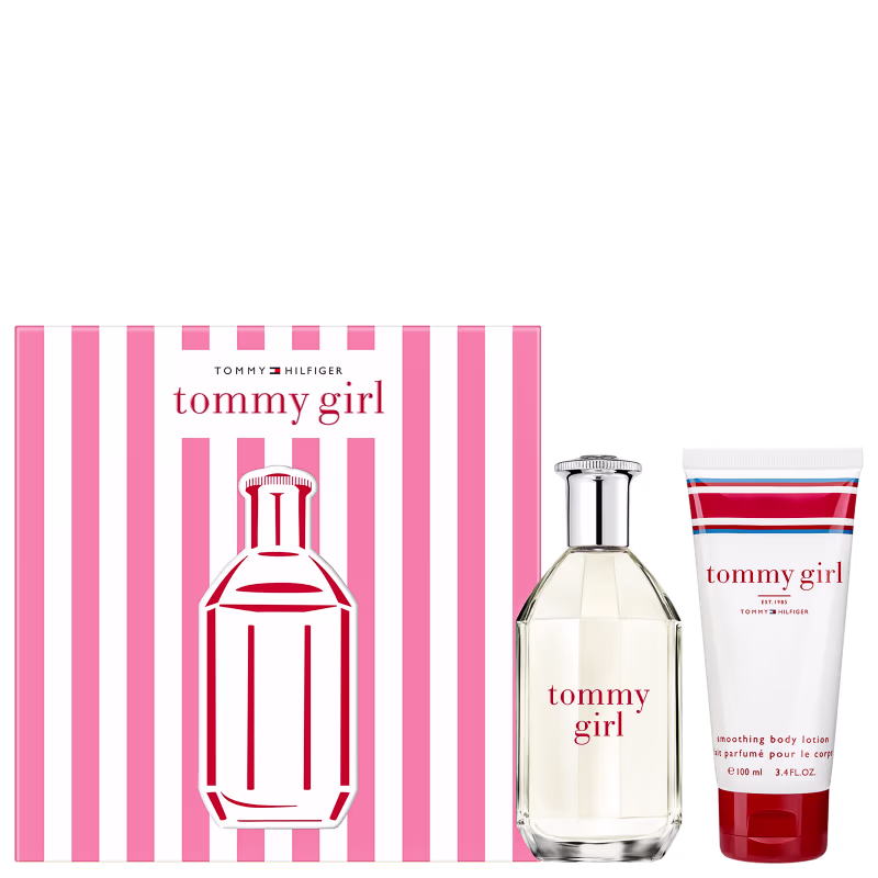 Conjunto de produtos Tommy Girl da marca Tommy Hilfiger, incluindo um frasco de perfume e um tubo de loção corporal, com embalagens em tons de rosa e branco com listras e logotipos da marca.