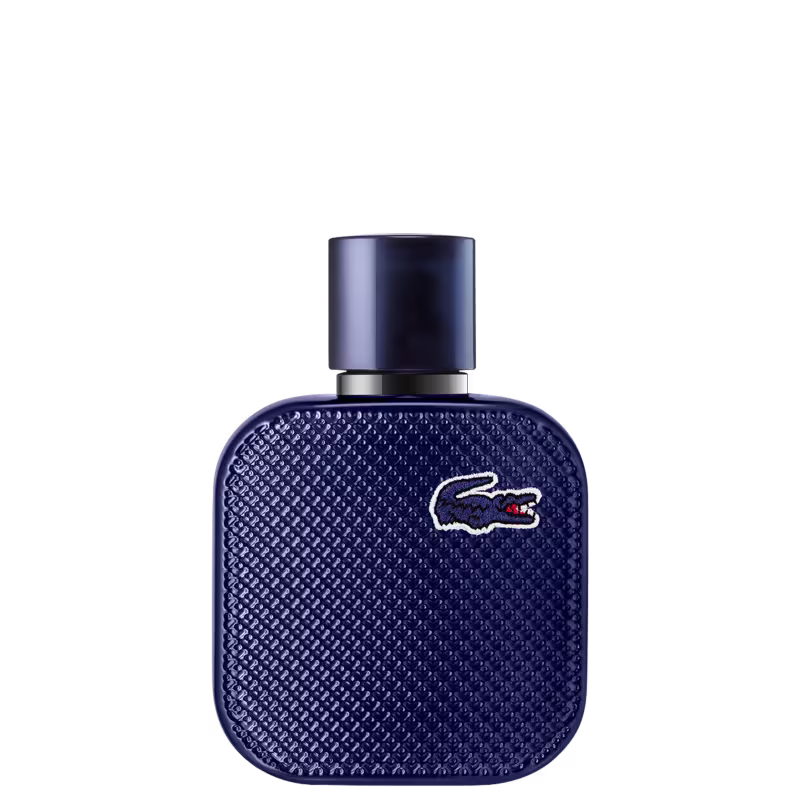 Frasco de perfume Lacoste de cor azul escuro, com textura de couro e logotipo da marca em destaque. Embalagem elegante e minimalista, com tampa preta.